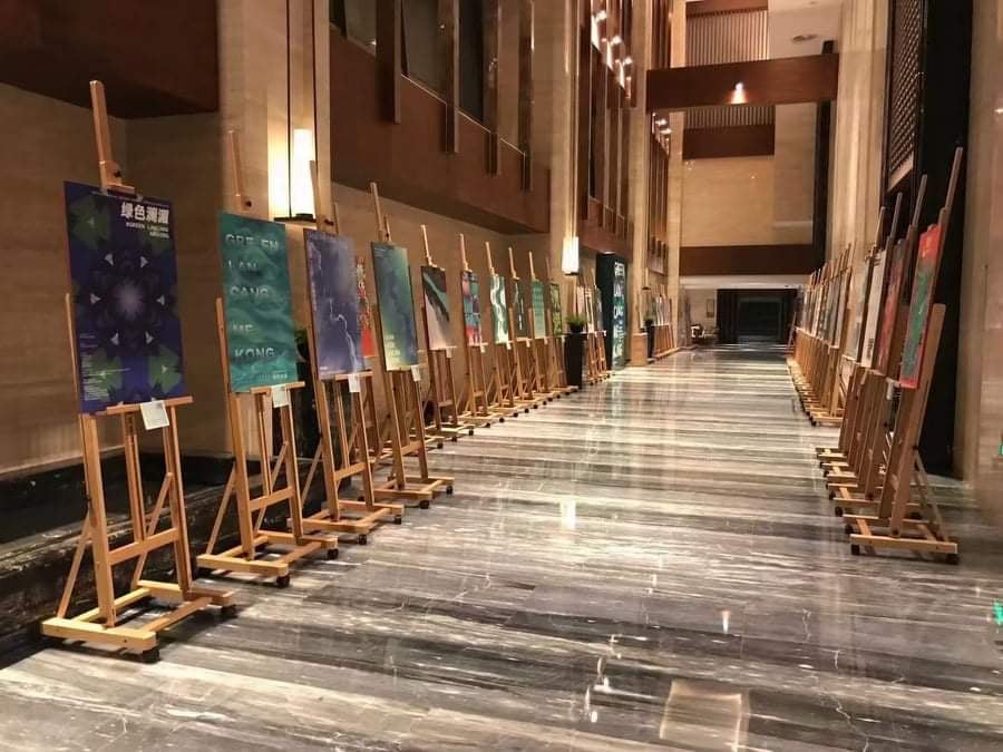 คณะมนุษยศาสตร์และสังคมศาสตร์ มหาวิทยาลัยราชภัฏอุตรดิตถ์ ร่วมจัดแสดงนิทรรศการในการแข่งขันออกแบบโปสเตอร์นานาชาติล้านช้าง-แม่โขง 2564 : กรีนล้านช้าง-แม่โขง เพื่อแสดงถึงความเจริญรุ่งเรืองและความสมานฉันท์ ผ่านการปฏิบัติจริงอย่างเป็นรูปธรรม