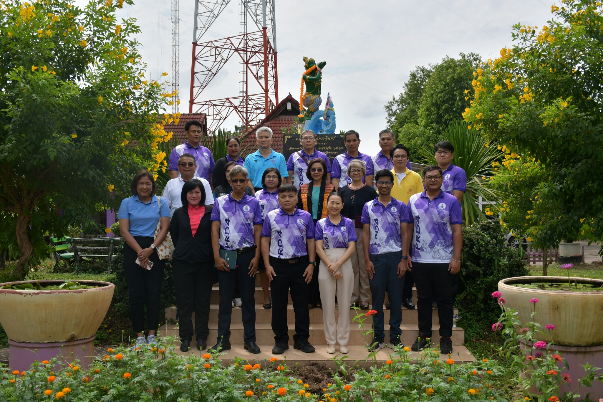 ผู้อำนวยการสำนักประชาสัมพันธ์เขต 4 และคณะ พิจารณาผลการดำเนินงานโครงการสถานีวิทยุกระจายเสียงแห่งประเทศไทยดีเด่น