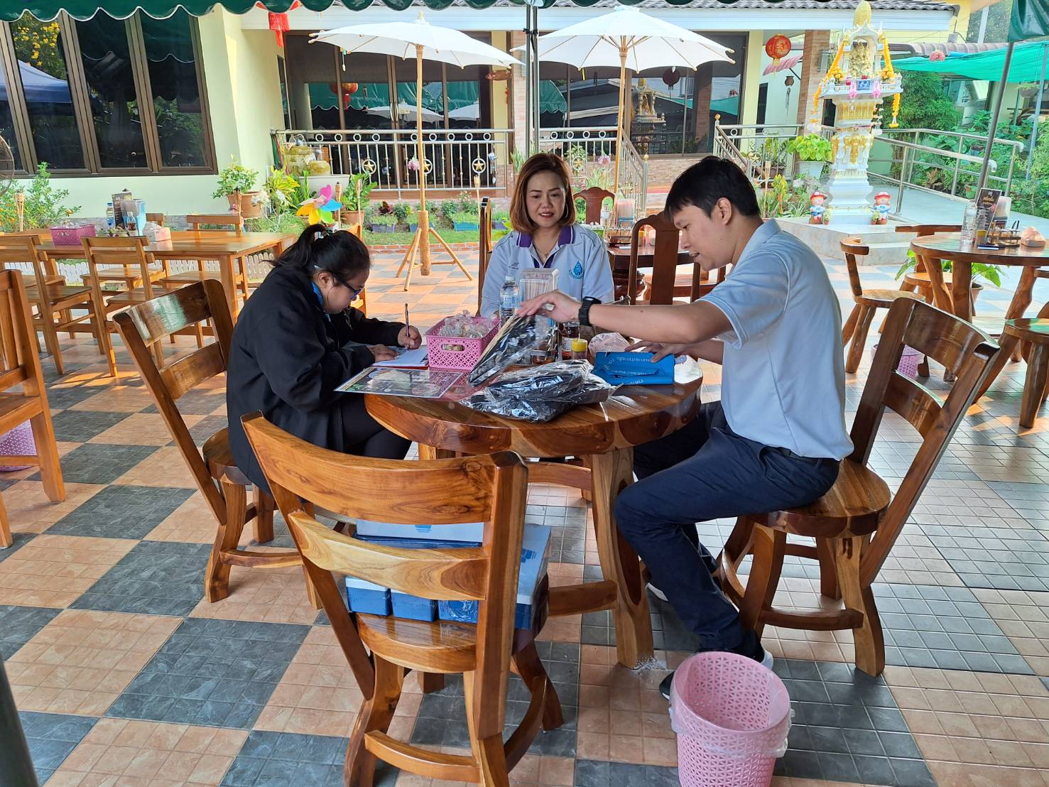 พาณิชย์จังหวัดอุตรดิตถ์ ลงพื้นที่ตรวจติดตามร้านธงฟ้าราคาประหยัด