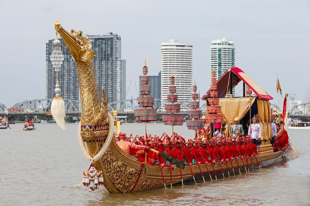 ในหลวง-พระราชินี ทรงบำเพ็ญพระราชกุศลถวายผ้าพระกฐิน วัดอรุณราชวราราม